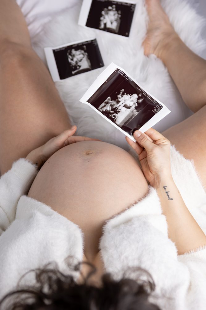 Golden hour pregnancy portrait outdoors