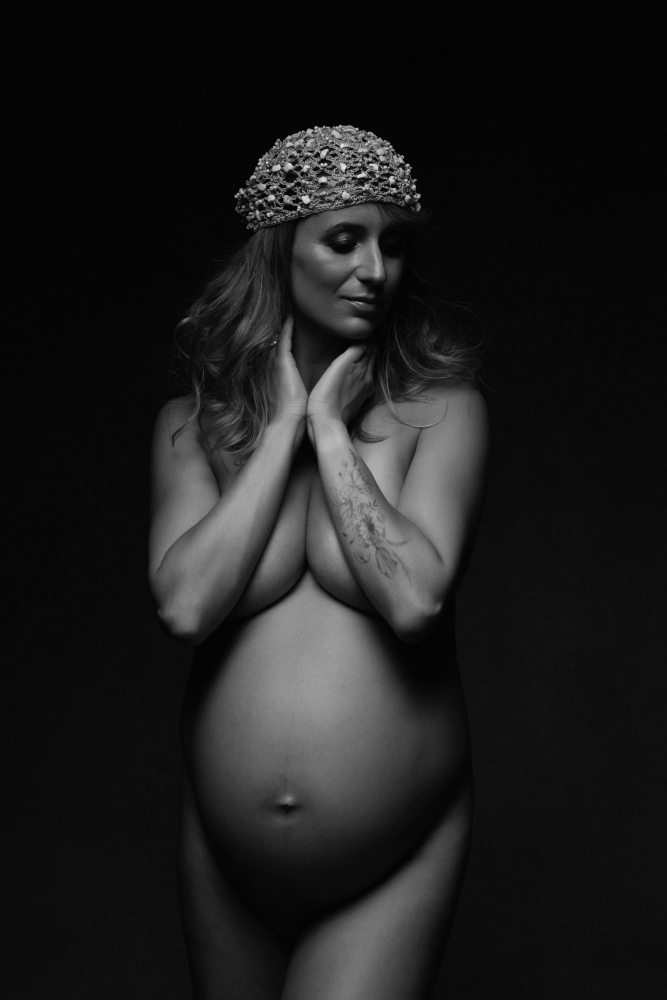 Atmospheric pregnancy studio session