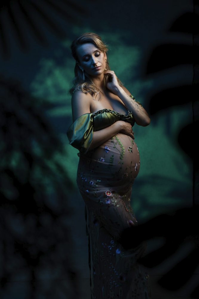 Luminous pregnancy portrait session in Aberdeen